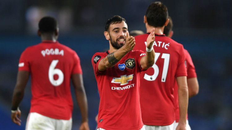 Pemain Manchester United, Bruno Fernandes terciduk tengah meminum susu kambing usai membawa timnya meraih tiga poin dalam laga kontra Brighton & Hove Albion. Copyright: © Mike Hewitt/Getty Images