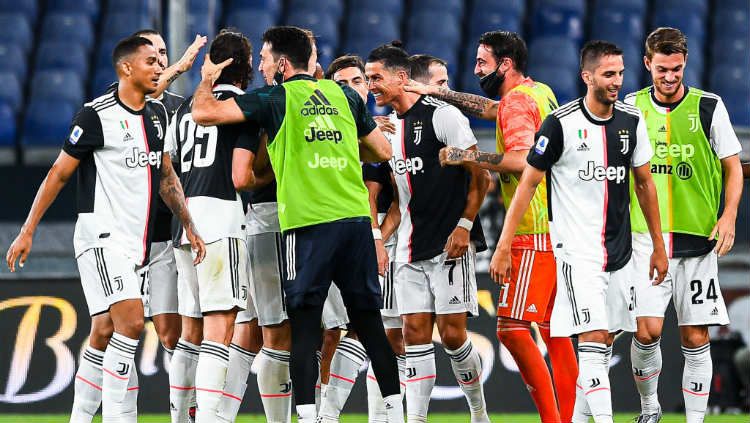 Juventus tertawa puas masih memuncaki klasemen Serie A Liga Italia usai rival berat mereka Lazio dan Inter Milan sama-sama alami kejatuhan. Copyright: © Paolo Rattini/Getty Images