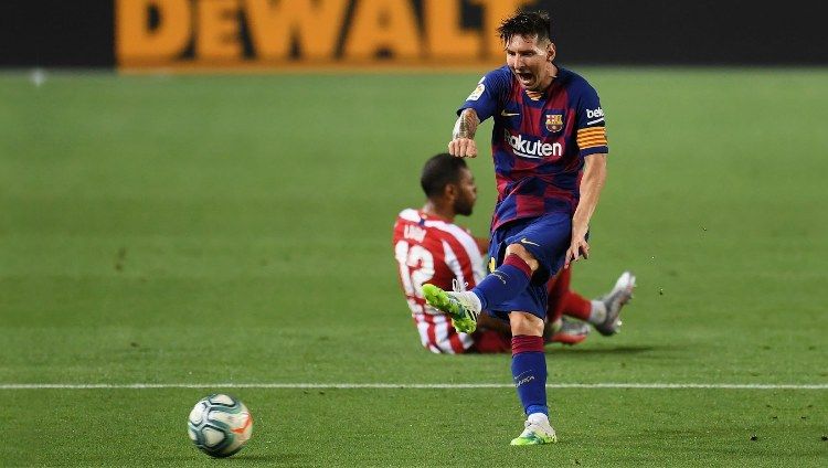 Lionel Messi tampak kesal pada laga Barcelona vs Atletico Madrid di LaLiga Spanyol 2019-20, Rabu (01/07/20). Copyright: © David Ramos/Getty Images