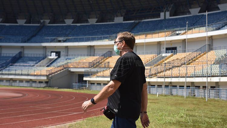 Pelatih klub Liga 1 2020 Persib Bandung, Robert Rene  Alberts, mendapatkan informasi bahwa selain timnya, ada pihak lain yang menggunakan Stadion Gelora Bandung Lautan Api (GBLA). Copyright: © Media officer Persib