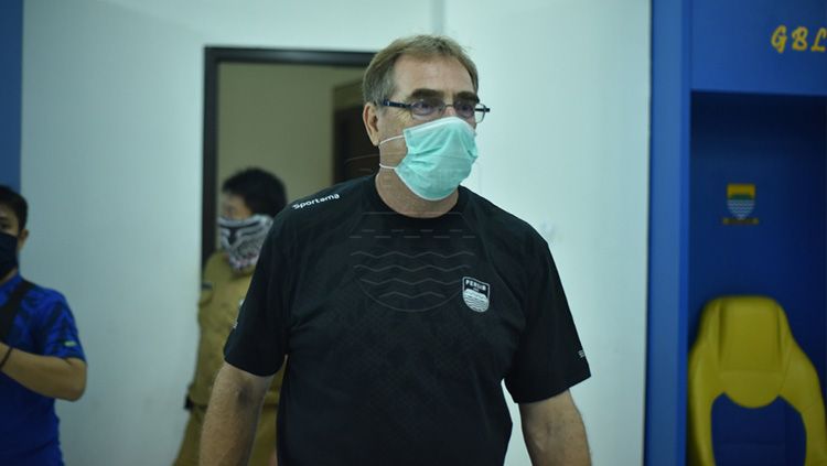 Pelatih klub Liga 1 2020 Persib Bandung, Robert Rene Alberts, memiliki motivasi berlipat untuk menjalani pemulihan pasca serangan jantung. Copyright: © Media officer Persib