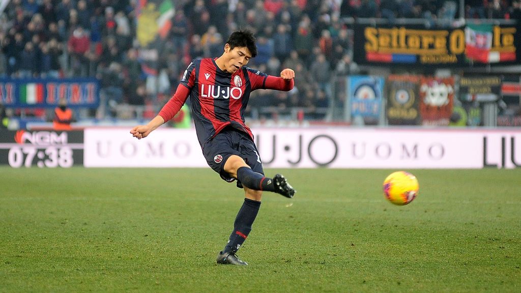 Takehiro Tomiyasu pernah mencetak sejarah di San Siro saat Bologna menghadapi AC Milan. Copyright: © Mario Carlini / Iguana Press/Getty Images