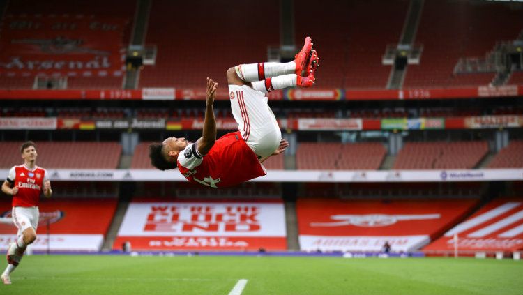 Bomber Arsenal, Pierre-Emerick Aubameyang, sukses menemani Jamie Vardy di posisi puncak daftar top skor Liga Inggris, Kamis (2/7/20). Copyright: © Richard Heathcote/Getty Images