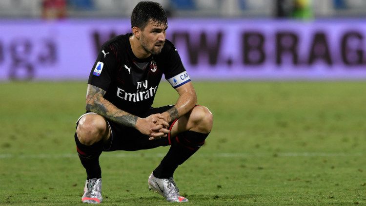 Klub Catalan kabarnya mempunyai ide soal metode swap alias pertukaran pemain di mana kapten AC Milan Alessio Romagnoli bakal ditumbalkan dalam rencana tersebut. Copyright: © Chris Ricco/Getty Images