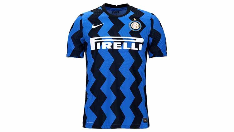 Jersey baru klub Serie A Italia Inter Milan untuk kompetisi musim depan yang baru dirilis menimbulkan kehebohan karena diketahui merupakan buatan Indonesia. Copyright: © Inter