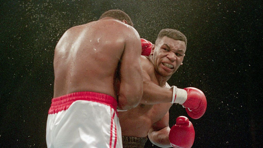 Mike Tyson tampak mengamuk ketika bertanding di atas ring. Copyright: © Bettmann / Contributor via Getty Images