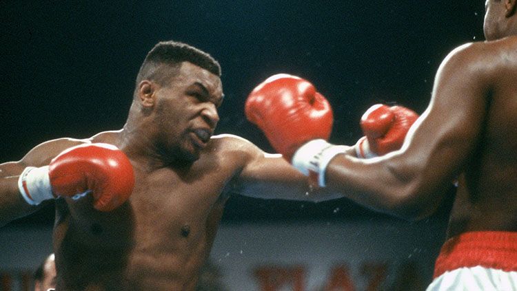 Laga ekshibisi sekaligus comeback yang paling dinantikan antara Mike Tyson vs Roy Jones Jr rencananya akan digelar pada 12 September mendatang. Belum juga dihelat, pertandingan tersebut dianggap harus dijatuhi sanksi. Copyright: © Focus On Sport/Getty Images
