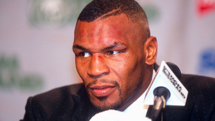 Legenda tinju kelas berat, Mike Tyson berkisah bahwa dirinya pernah harus menghadapi fans yang bersenjata lengkap yang memaksa untuk melakukan selfie. Copyright: © Focus On Sport/Getty Images