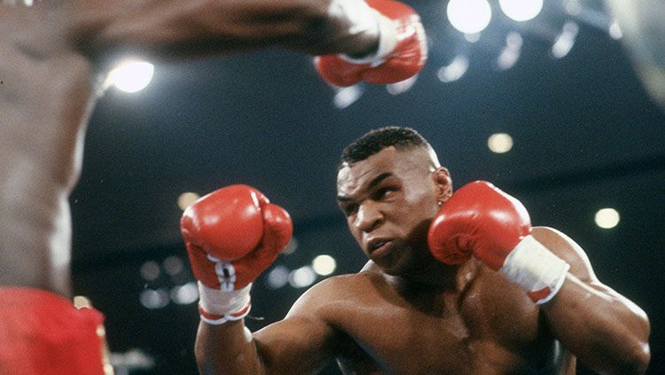 Seandainya tak menghadapi James Douglas, mungkin rekor kemenangan beruntun Mike Tyson akan berlanjut sampai akhir kariernya di dunia tinju. Copyright: © Focus On Sport/Getty Images