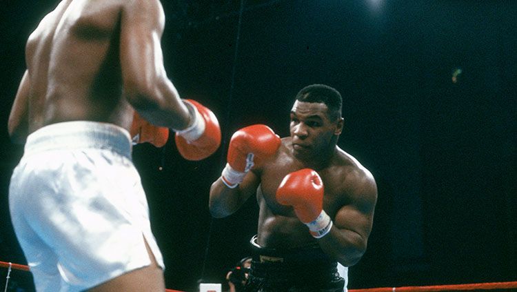 Mike Tyson saat berlaga di atas ring tinju. Copyright: © Focus On Sport/Getty Images