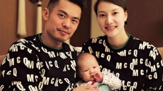 Lin Dan bersama anak dan istrinya, Xie Xingfang. Copyright: © badmintonplanet