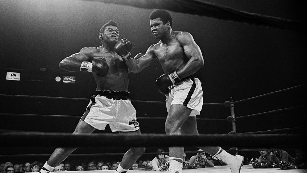 Floyd Patterson (kiri) ketika menerima bogem mentah dari Muhammad Ali Copyright: © Bettmann / Contributor via Getty Images
