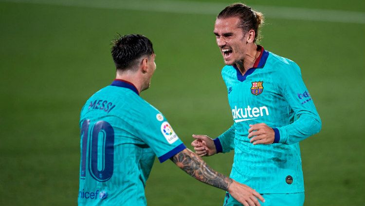 Selebrasi Lionel Messi dan Antoine Griezmann di pekan ke-34 LaLiga Villarreal vs Barcelona. Copyright: © Jose Breton/Pics Action/NurPhoto via Getty Images