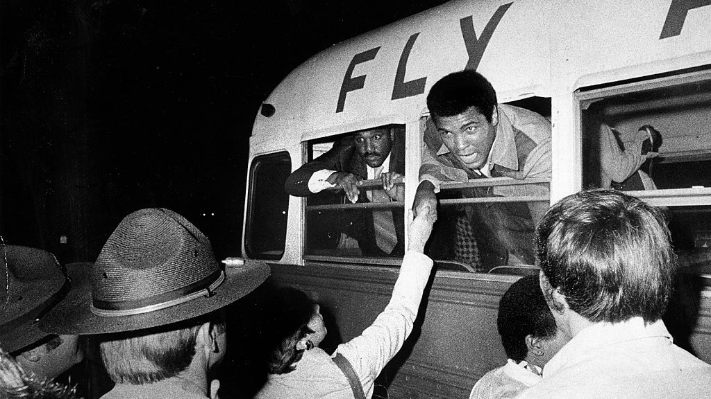 Momen Muhammad Ali saat naik bus bandara menuju pesawat Copyright: © John Blanding/The Boston Globe via Getty Images