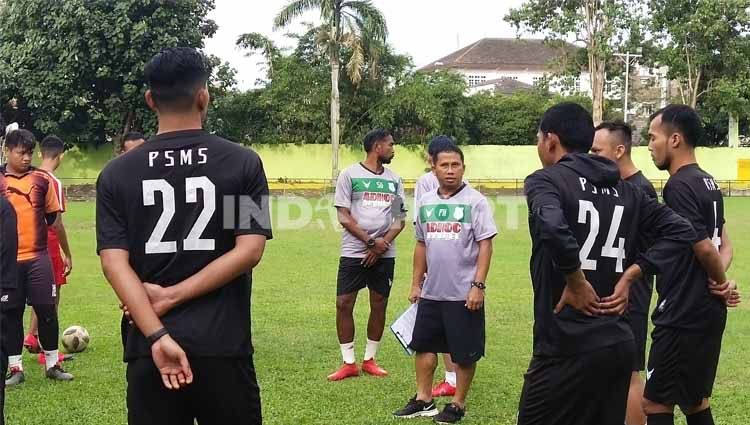 Tiba di Medan, Philep Hansen langsung pimpin latihan PSMS di Stadion Kebun Bunga, Senin (6/7/20) petang. Copyright: © Aldi Aulia Anwar/INDOSPORT