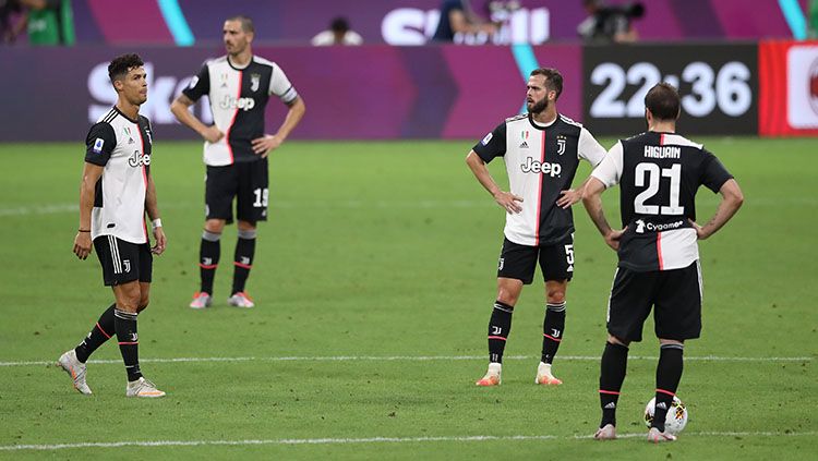 Para pemain Juventus tertunduk lesu saat skor menunjukkan 3-2 untuk keunggulan sementara AC Milan. Copyright: © Jonathan Moscrop/Getty Images