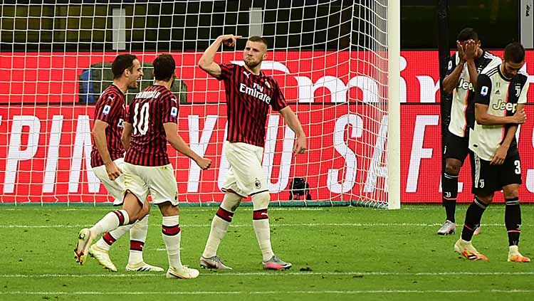 Ante Rebic (ketiga dari kiri) berselebrasi usai mencetak gol. Di lain sisi, pemain Juventus tampak tertunduk lesu. Copyright: © Anadolu Agency/Getty Images