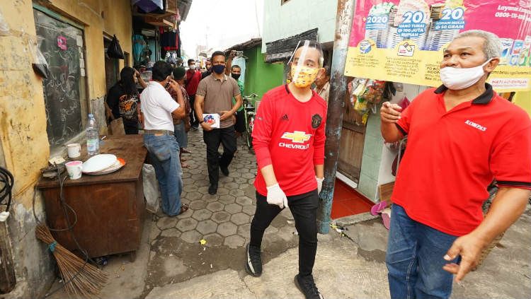 Gibran Rakabuming Raka menggunakan jersey Manchester United, Real Madrid, hingga AC Milan saat misi kemanusiaan. Copyright: &copy; Dok. tim media Gibran Rakabuming Raka