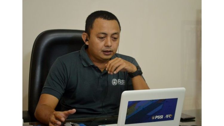 Agus Hanifudin selaku operator Liga 3 PSSI Jateng tengah rapat di kantornya yang berada di kompleks Stadion Citarum. Copyright: © PSSI Jateng