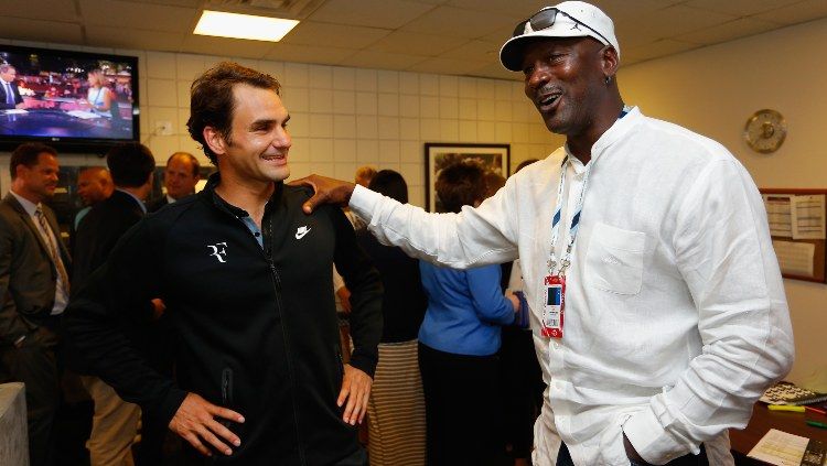 Roger Federer ketika bertemu Michael Jordan. Copyright: © Chris Trotman/Getty Images for USTA