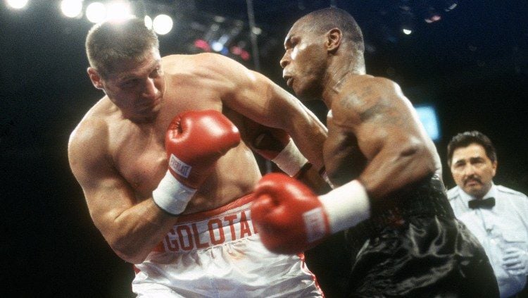 Andrew Golota vs Mike Tyson berduel di tahun 2000. Copyright: © Focus on Sport/Getty Images