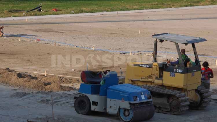 Alat berat terlihat untuk meratakan tanah lapangan di Stadion Gelora 10 November. Copyright: © Fitra/INDOSPORT