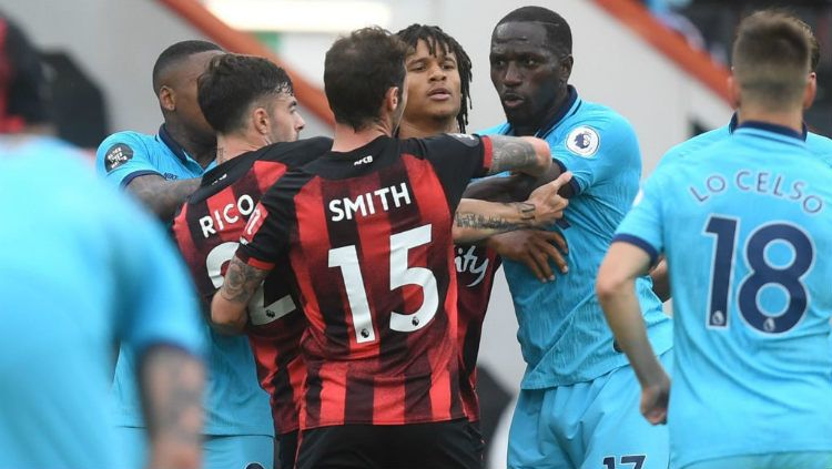 Situasi panas di laga pekan ke-34 Liga Inggris antara Bournemouth vs Tottenham Hotspur. Copyright: © Neil Hall/Pool via Getty Images