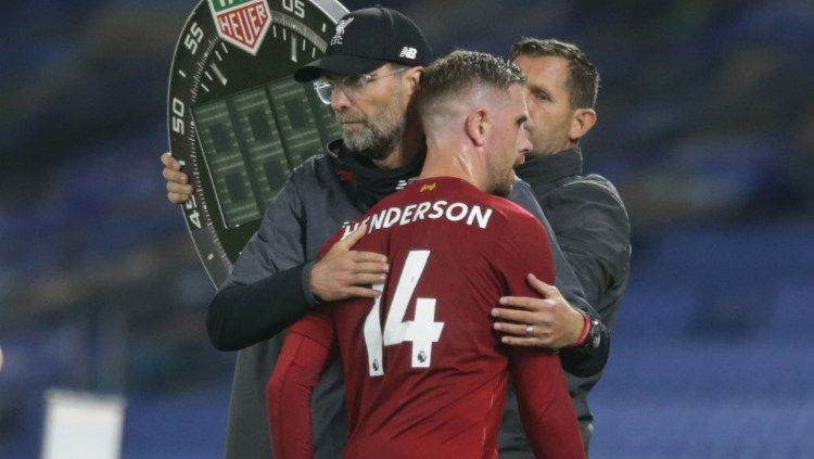 Jordan Henderson cedera di laga Liverpool vs Everton, Minggu (21/02/21) dini hari WIB. Copyright: © Robin Jones/Getty Images