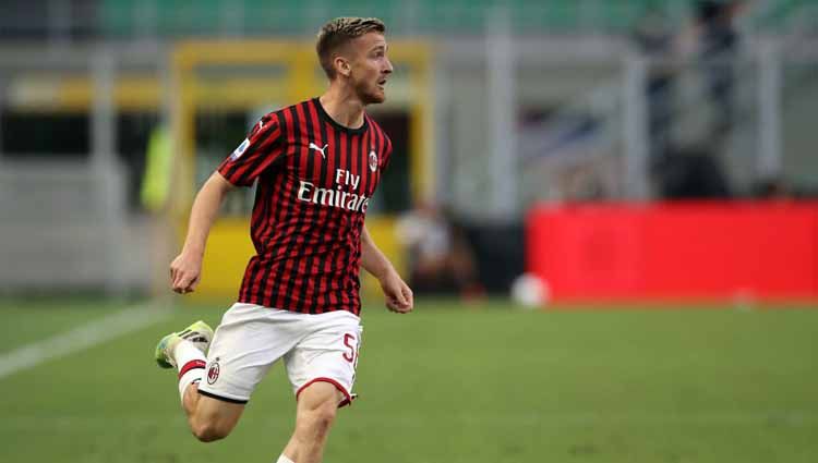 Pemain AC Milan, Alexis Saelemaekers, langsung goyang ngebor ala Inul Daratista setelah timnya sukses mempermalukan Inter Milan di Serie A Liga Italia. Copyright: © Jonathan Moscrop/Getty Images