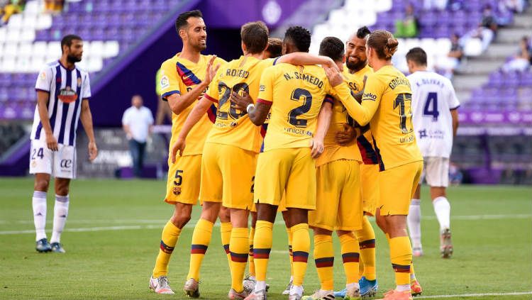 Skuat Barcelona merayakan gol Arturo Vidal ke gawang Valladolid di pertandingan pekan ke-35 LaLiga Spanyol. Copyright: © Denis Doyle/Getty Images