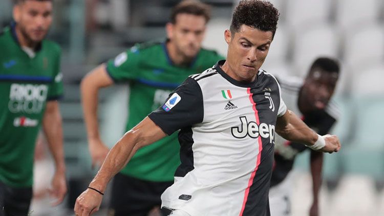 Cristiano Ronaldo nampak terlibat dengan kontroversi ketika Juventus bermain imbang 2-2 kontra Atalanta di pekan 32 Serie A Liga Italia. Copyright: © Emilio Andreoli/Getty Images