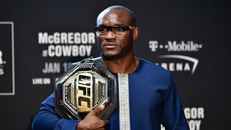 Meski menjadi musuh, namun raja kelas welter UFC, Kamaru Usman memberikan kata-kata menyentuh untuk Conor McGregor. Copyright: © Chris Unger/Getty Images