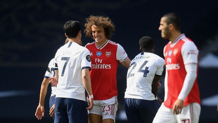 Son Heung-min ditempel David Luiz dalam laga Tottenham Hotspur vs Arsenal yang berakhir 2-1 di Liga Inggris 2019-20, Minggu (12/07/20). Copyright: © Michael Regan/Getty Images