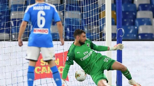 Donnarumma saat mencoba menyelamatkan gawangnya dari tembakan pemain Napoli pada laga Napoli vs AC Milan di San Paolo, Senin (13/07/20) dini hari WIB. Copyright: © (Photo by Francesco Pecoraro/Getty Images)