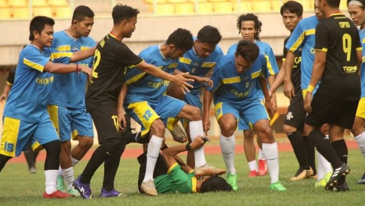 Fenomena aksi protes brutal pemain terjadi dalam sebuah laga persahabatan di Bekasi, yang bahkan sampai menginjak kepala wasit. Copyright: © https://twitter.com/horabpodcast