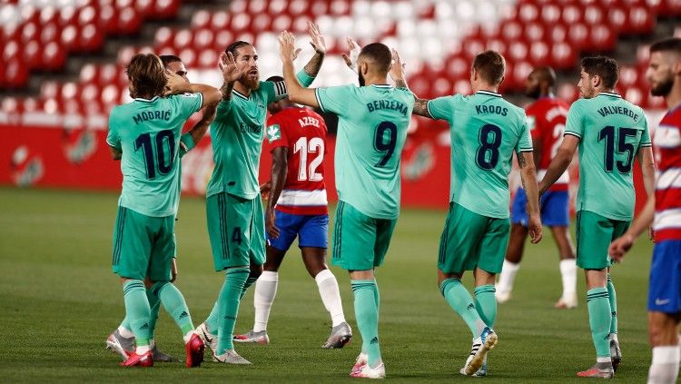 Pemain Real Madrid merayakan gol Karim Benzema ke gawang Granada di pekan ke-36 LaLiga Spanyol 2019/20, Selasa (14/07/20) Copyright: © https://twitter.com/realmadrid
