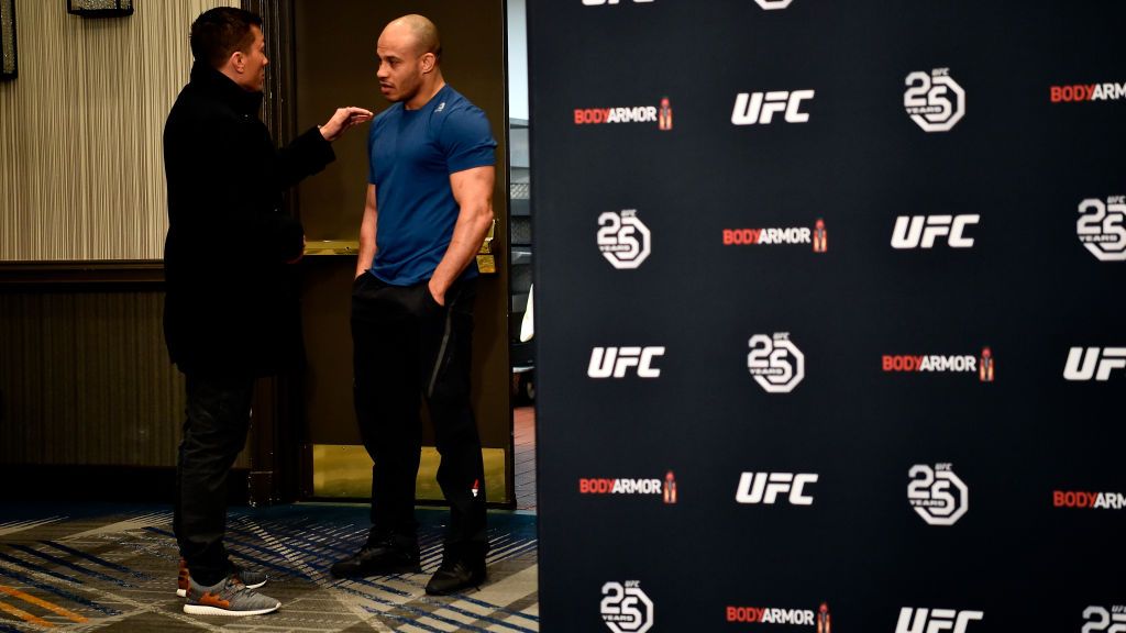 Ali Abdelaziz (kanan) dikabarkan berang dengan berita bohong pensiunnya Khabib Nurmagomedov Copyright: © Jeff Bottari/Zuffa LLC/Zuffa LLC via Getty Images