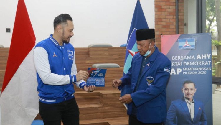 Terdapat tiga eks pesepak bola Indonesia yang juga bergabung menjadi kader Partai Demokrat seperti manajer Madura United, Rahmad Darmawan. Copyright: © demokrat.or.id