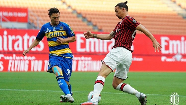 Aksi Ibrahimovic di pertandingan AC Milan vs Parma pekan ke-33 Liga Italia Serie A 2019/20, Kamis (16/07/20). Copyright: © https://twitter.com/acmilanar