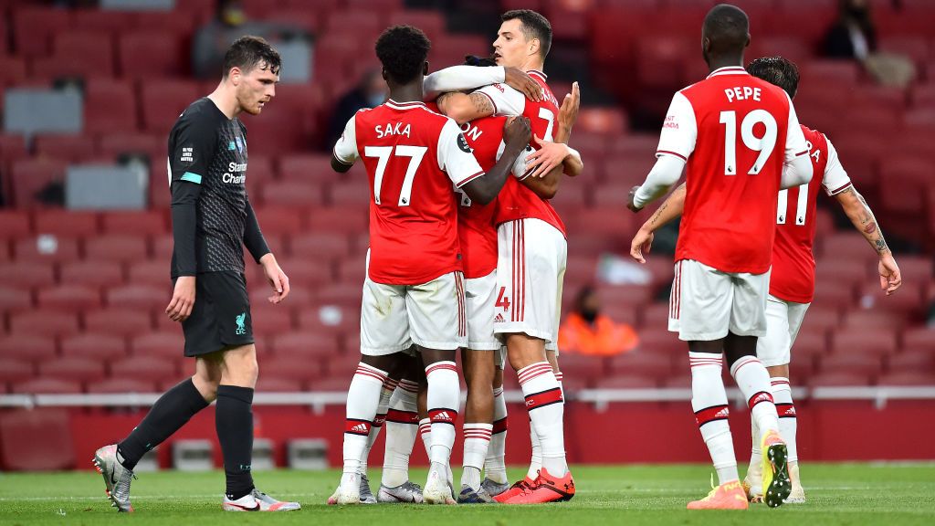 Skuat Arsenal berselebrasi usai mengalahkan Liverpool pada Juli 2020 lalu. Copyright: © Glyn Kirk/Pool via Getty Images