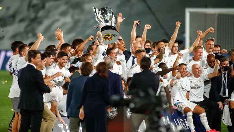 Selebrasi pemain Real Madrid saat merayakan gelar juara LaLiga Spanyol usai memenangkan pertandingan antara Real Madrid vs Villarreal, Jumat (17/07/20) dini hari WIB. Copyright: © Oscar J. Barroso / AFP7 / Europa Press Sports via Getty Images