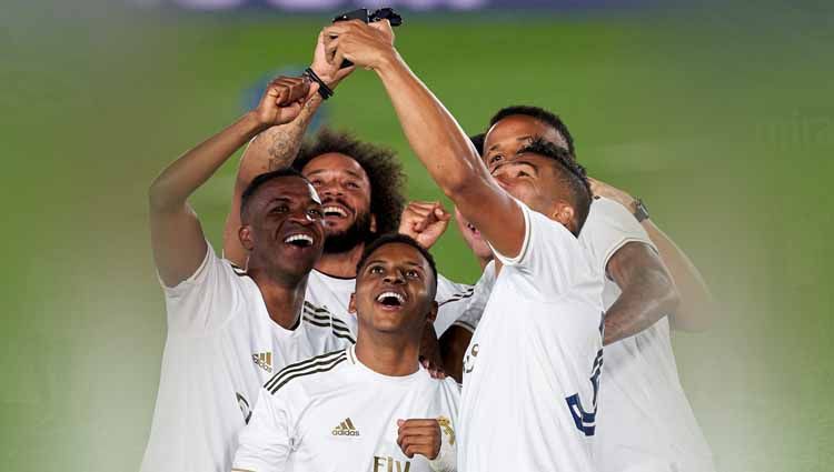 Selebrasi pemain Real Madrid sambil selfie usai menjuarai LaLiga Spanyol antara Real Madrid vs Villarreal, Kamis (16/7/20). Copyright: © Diego Souto/Quality Sport Images/Getty Images