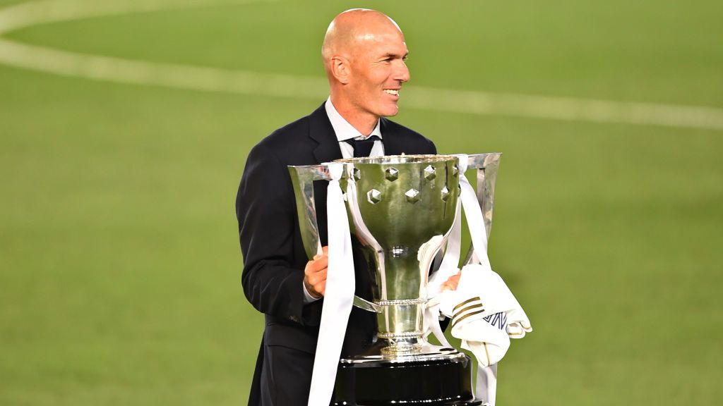 Zinedine Zidane dan trofi LaLiga Spanyol yang diraih Real Madrid Copyright: © Denis Doyle/Getty Images