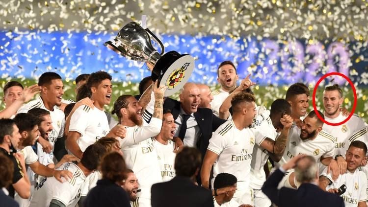 Senyuman Gareth Bale dalam euforia kemenangan Real Madrid saat memastikan diri Juara LaLiga Soayol 2019-2020. Copyright: © Denis Doyle/Getty Images