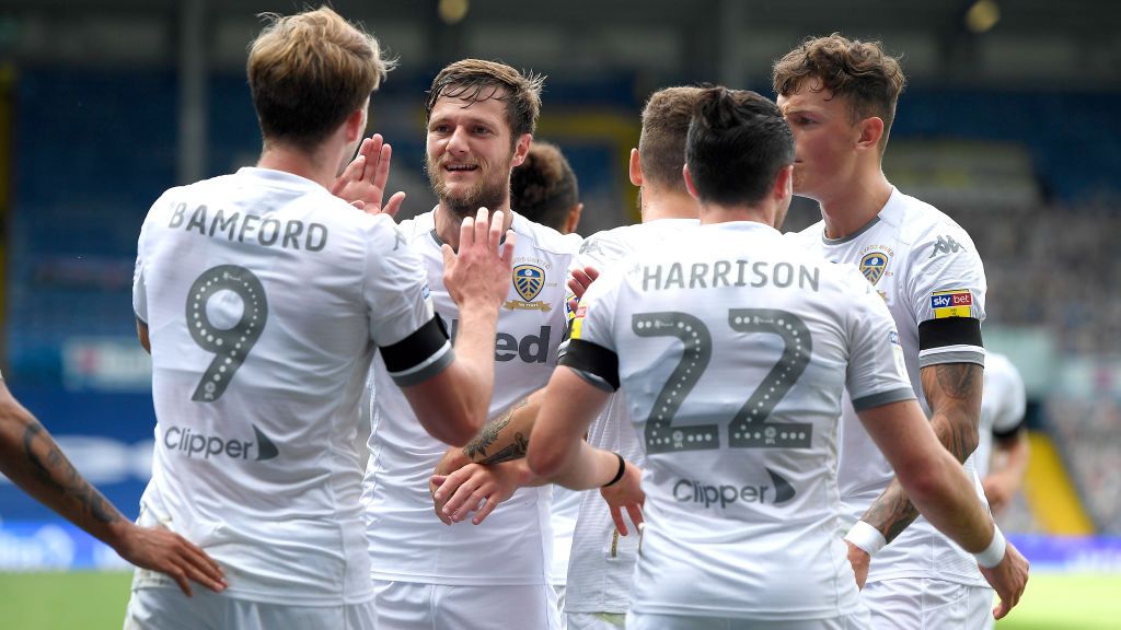 Skuat Leeds United melakukan selebrasi Copyright: © George Wood/Getty Images