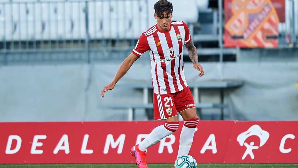 Darwin Nunez saat berbaju Almeria. Copyright: © Silvestre Szpylma/Quality Sport Images/Getty Images