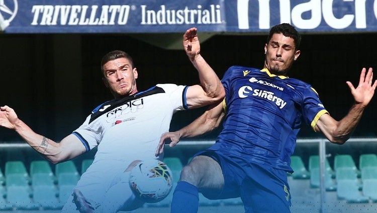 Aksi perebutan bola di pertandingan Verona vs Atalanta pada pekan ke-34 Liga Italia Serie A 2019/20, Sabtu (18/07/20). Copyright: © https://twitter.com/atalanta