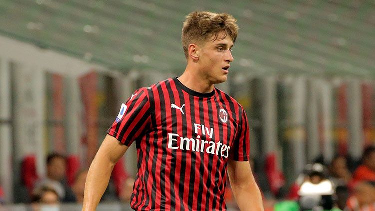 Raksasa Liga Italia, AC Milan bisa saja kembali menarik penyerang mudanya, Lorenzo Colombo yang moncer ketika dipinjamkan ke Lecce. Copyright: © NurPhoto/Getty Images