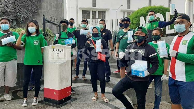 Suporter klub Liga 1 Persebaya Surabaya, Bonekmania tak berhenti untuk melakukan aksi kemanusiaan di tengah pandemi virus corona. Copyright: © Fitra Herdian/INDOSPORT