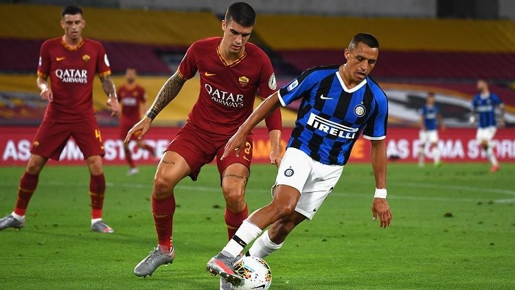 Alexis Sanchez berupaya mengelabui lawan dalam pertandingan Serie A Liga Italia 2019-2020 kontra AS Roma, Minggu (19/7/20). Copyright: © Twitter Inter Milan